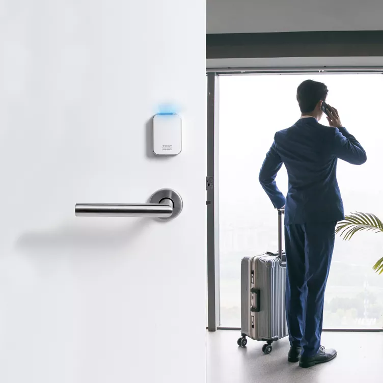 Hotel corridor door fitted with an i-volution electronic lock